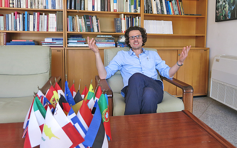 In der österreichischen Botschaft in Havanna: So sieht einer aus, der ausgerechnet auf Kuba seinen Pass verliert. Dafür hat er jetzt einen fancy, schneeweißen Notpass.