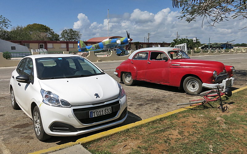 Mehrere Arten von Mobilität: Fährt, fliegt, bewegt sich. (v.l.n.r.)
